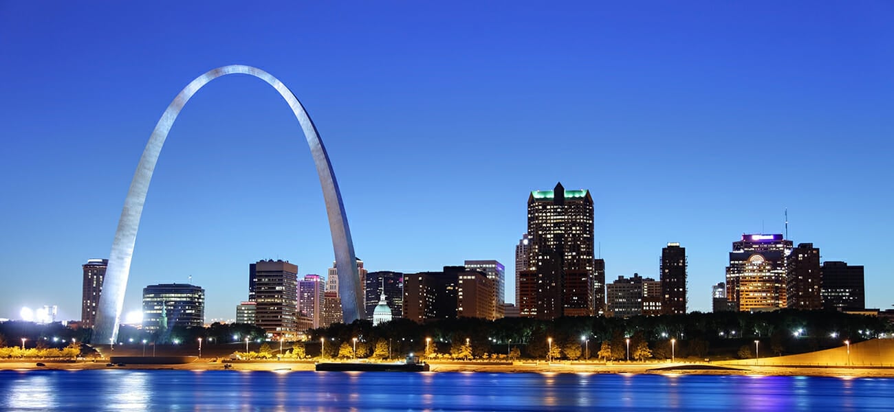 Night view of the arch in the St. Louis skyline